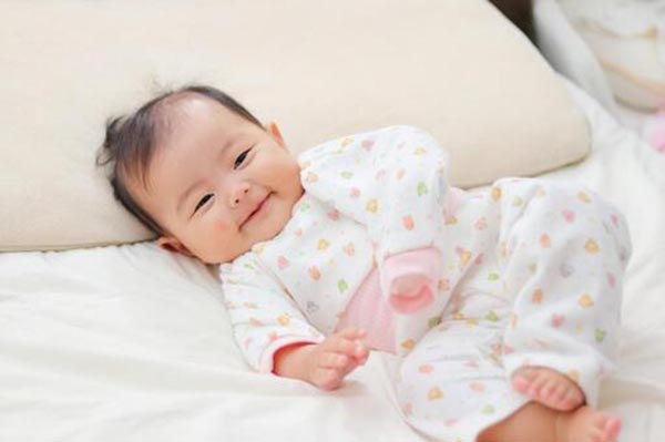 笑顔の可愛い赤ちゃん