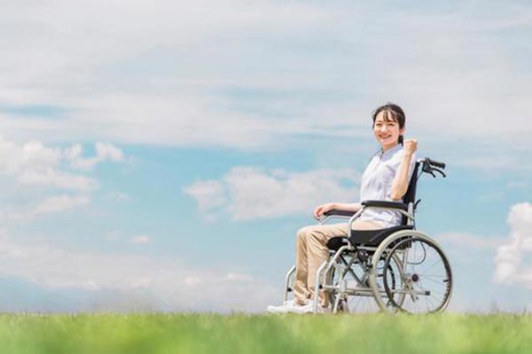 車椅子美少女がガッツポーズ