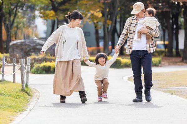 手を繋ぐ家族