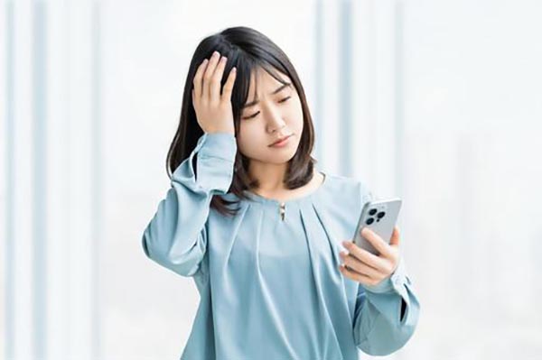 スマートフォン通信障害に困る女性