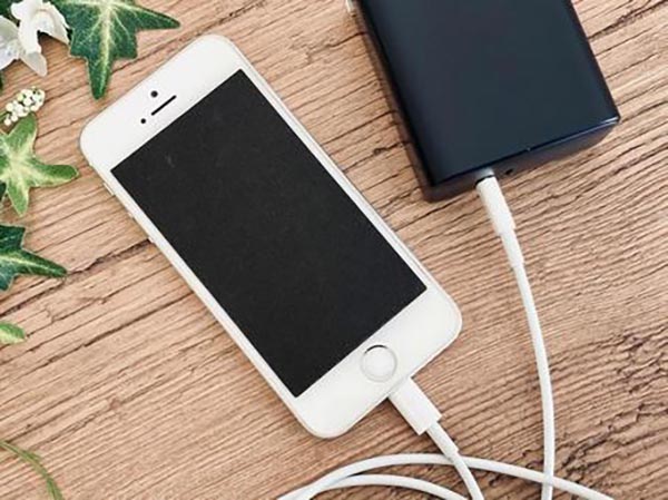 スマートフォンとモバイルバッテリー充電