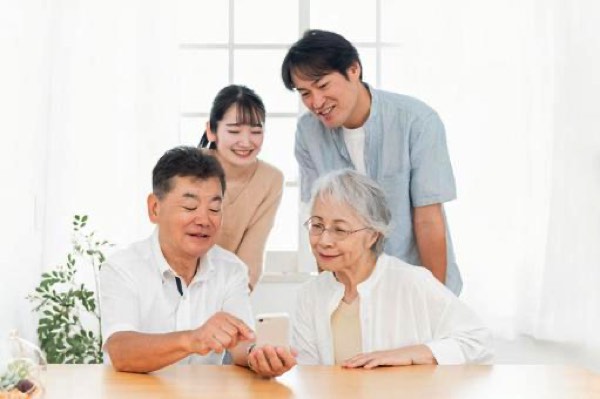 おじいちゃんおばあちゃんにスマートフォン操作を教える