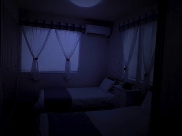 停電した暗闇の部屋