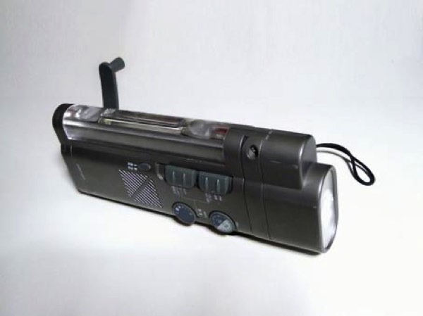 手回し式ラジオ・懐中電灯