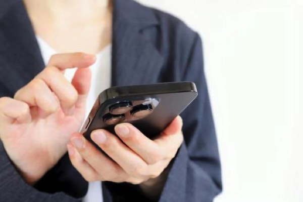 スマートフォンを操作する手