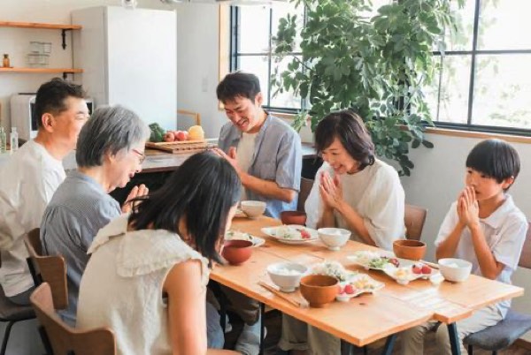 家族の団欒楽しい食卓