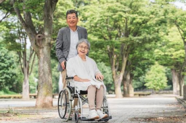 車椅子女性と夫