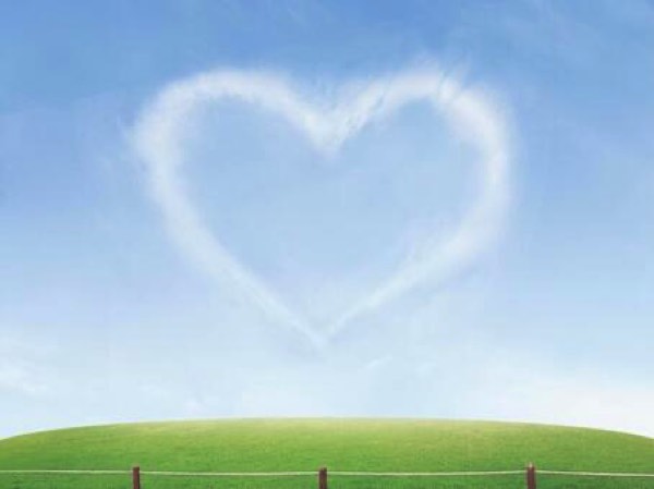 空に浮かぶハート