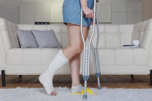 松葉杖をつく女性