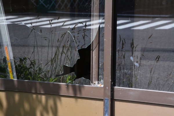 割れたガラス窓