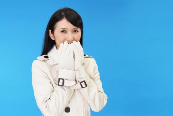 手袋をつける女性