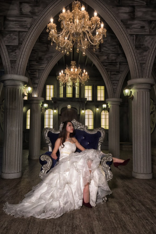 シャンデリアと女性