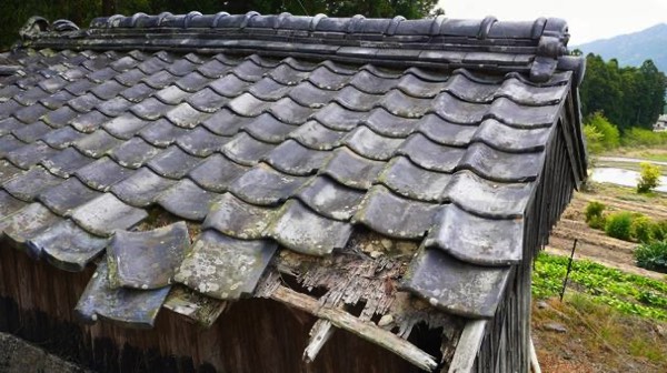 屋根瓦の落下