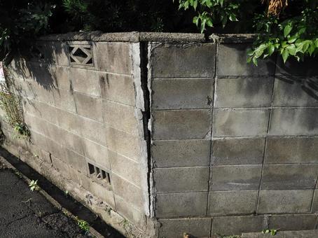 ブロック塀損壊の前兆