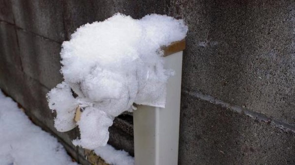 水道水栓にのった雪