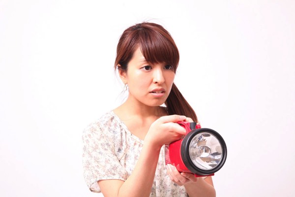 懐中電灯を持つ女性