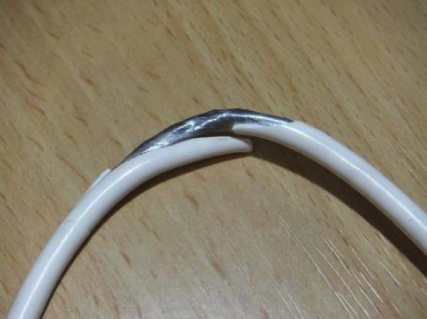 剥き出しになった電気コード