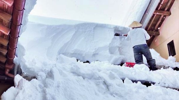 屋根雪おろし