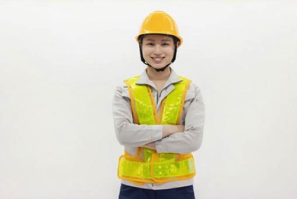 ヘルメットをかぶる女性