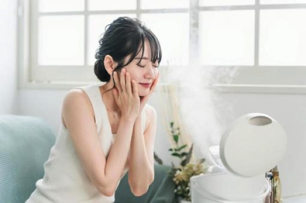 ミストで涼む女性