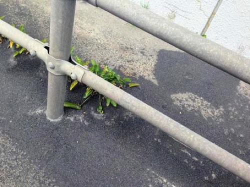 火山灰が降りかかったガードレールと歩道