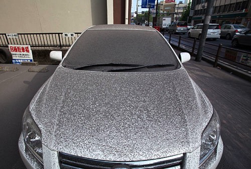火山灰がかぶった自動車