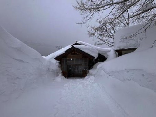 雪に埋もれる家