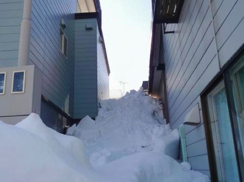 家と家の間に溜まった雪