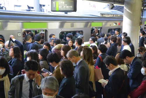 朝の通勤ラッシュ人混み
