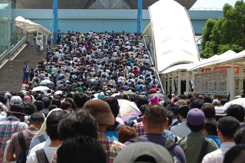 イベントに向かう人々の人混み