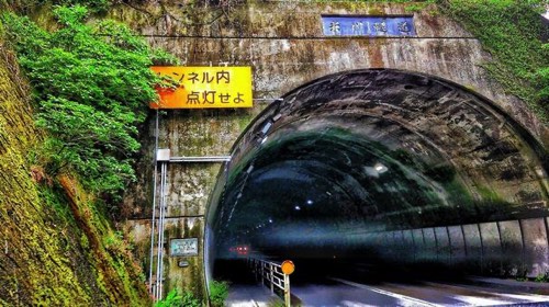 田舎のトンネル入り口