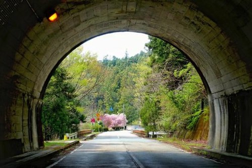 トンネルを出た時に見える風景