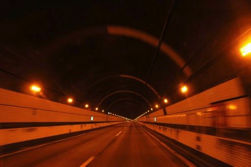 高速道路のトンネルオレンジ灯