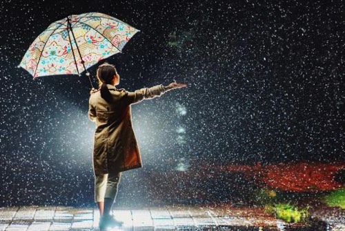 大雨で手を拡げる