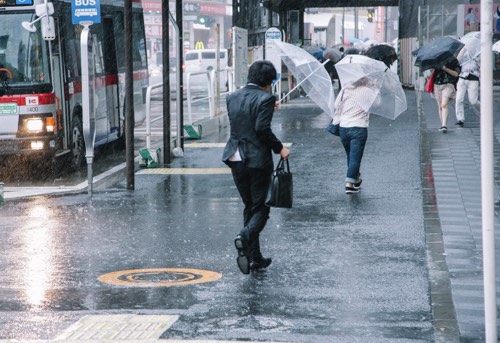 土砂降りとサラリーマン男性