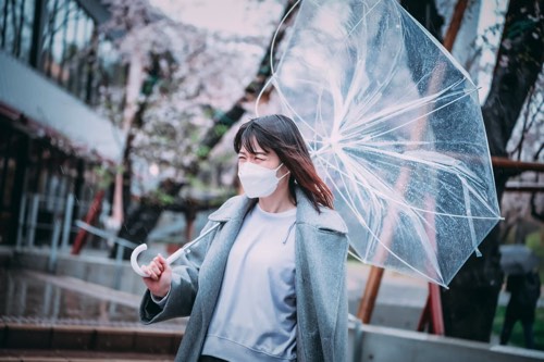 強風で傘がひっくり返る