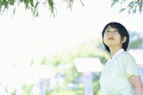 酷暑の空を眺める女性