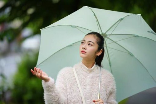 雨模様と女性
