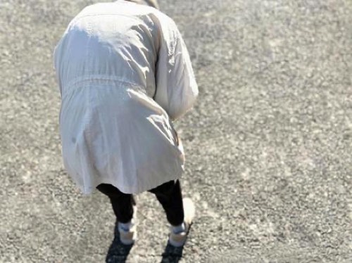 徒歩の途中で呼吸が苦しくなる女性