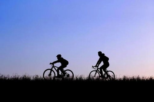 自転車に乗る二人シルエット調