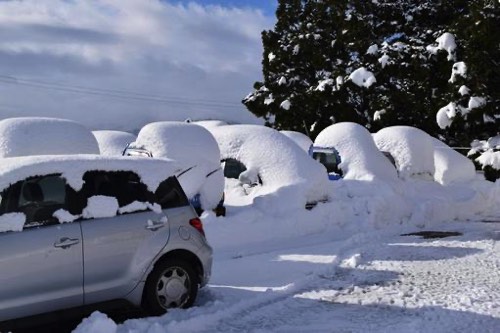 豪雪によって車が埋まる