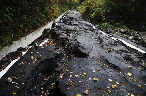 大地震による山道の陥没