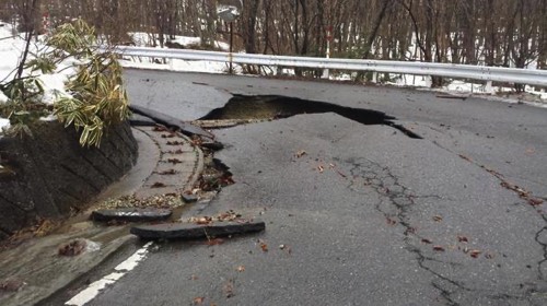 大地震による道路陥没