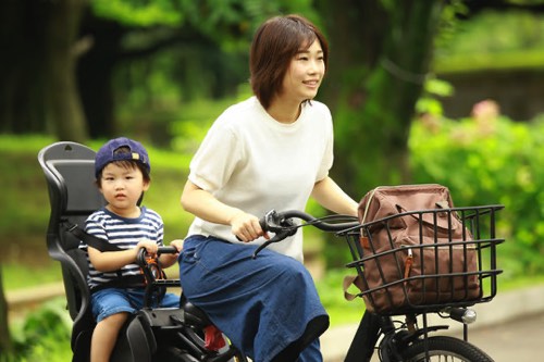 自転車に乗る家族