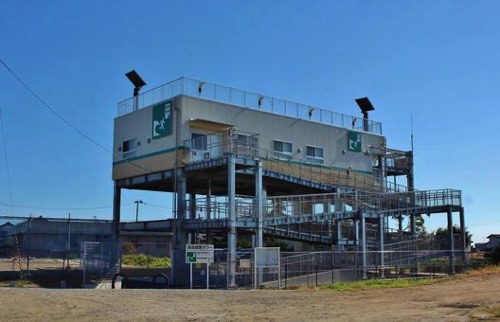 緊急避難所を斜めから