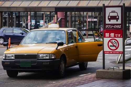 タクシーの自動ドア