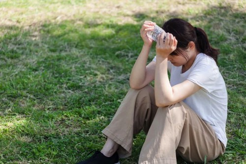 熱中症初期症状の女性