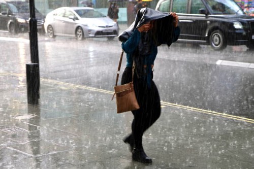 急な豪雨と傘を忘れた女性
