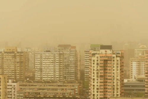 黄砂が降るビル群
