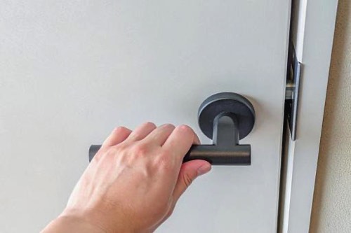 地盤沈下で開かないドア
